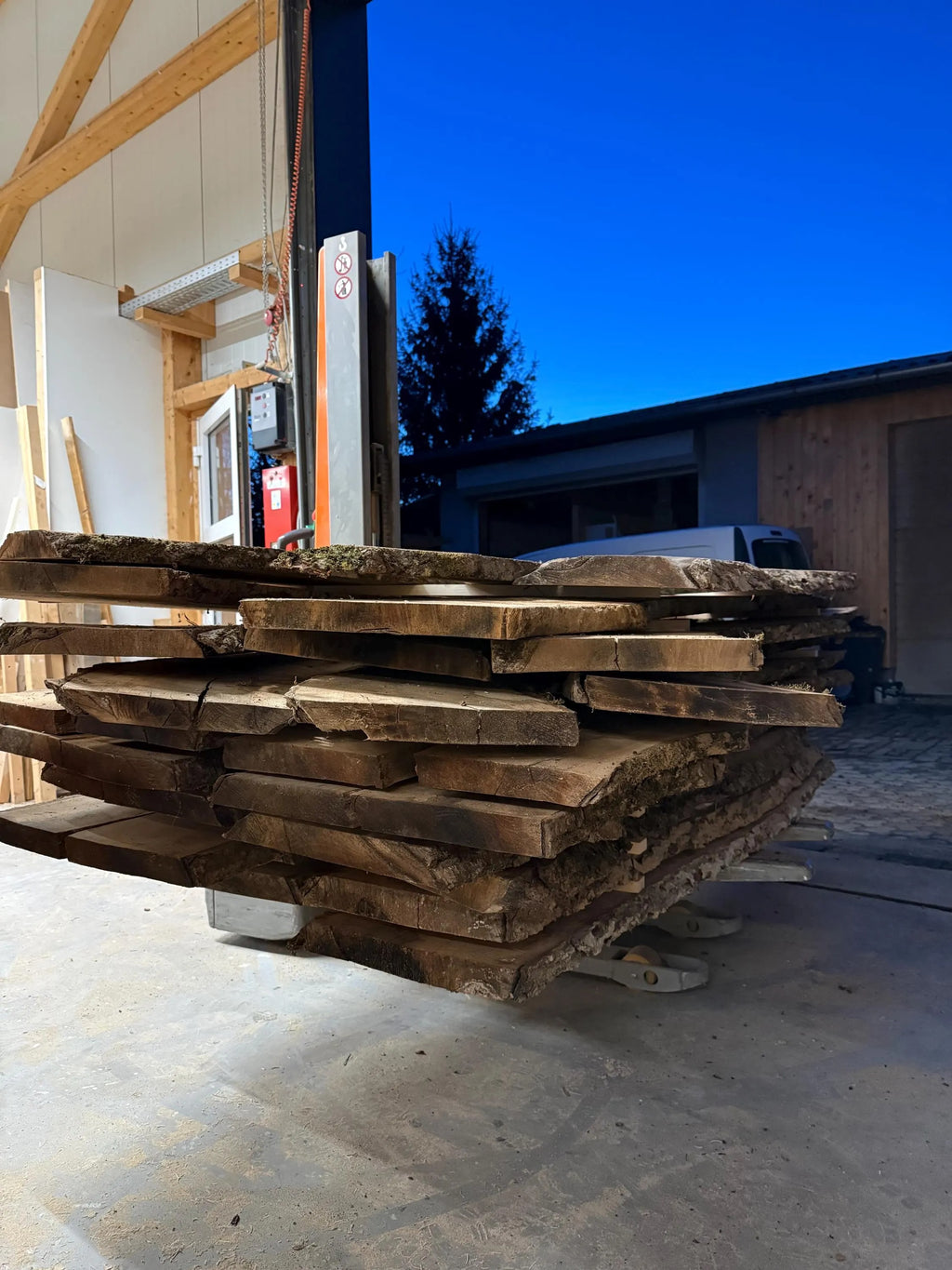 Surové dosky z orechového dreva – hrúbka 4 cm, šírka 25–30 cm