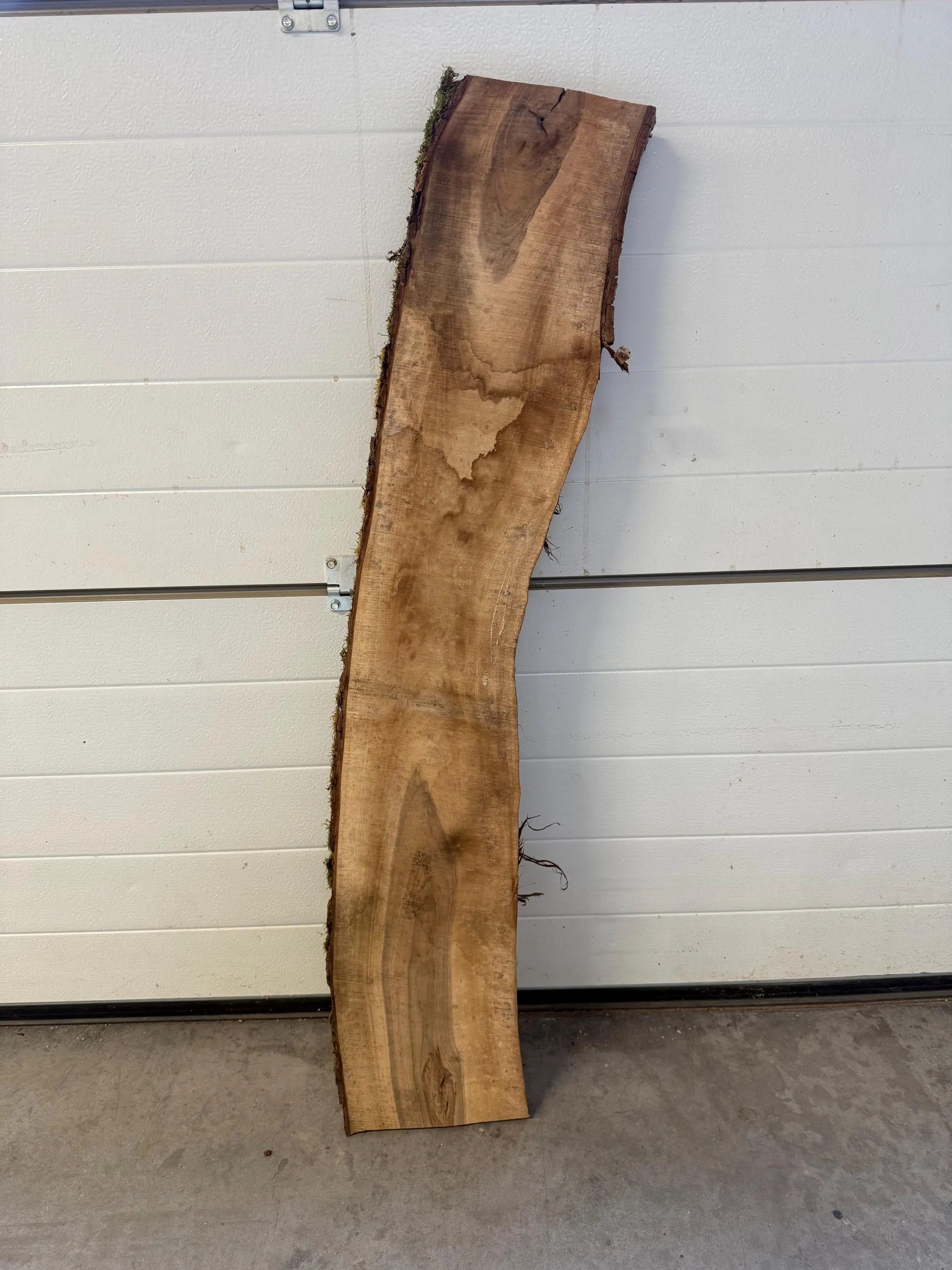 Surové dosky z orechového dreva – hrúbka 4 cm, šírka 25–30 cm