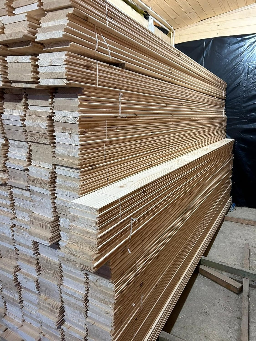 Smrekové profilované dosky 20 mm × 13 cm – podbytie strechy, obklad, sauna a záhradné stavby